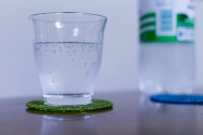 水分補給に炭酸水はNG？無糖の炭酸水でも歯を溶かす｜歯科医の警告