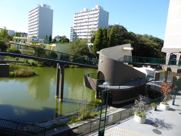 人工池ちかくの螺旋階段