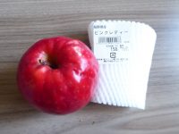 パカッと音がする位硬くて鮮やかな赤の「ピンクレディ」はライセンスもの